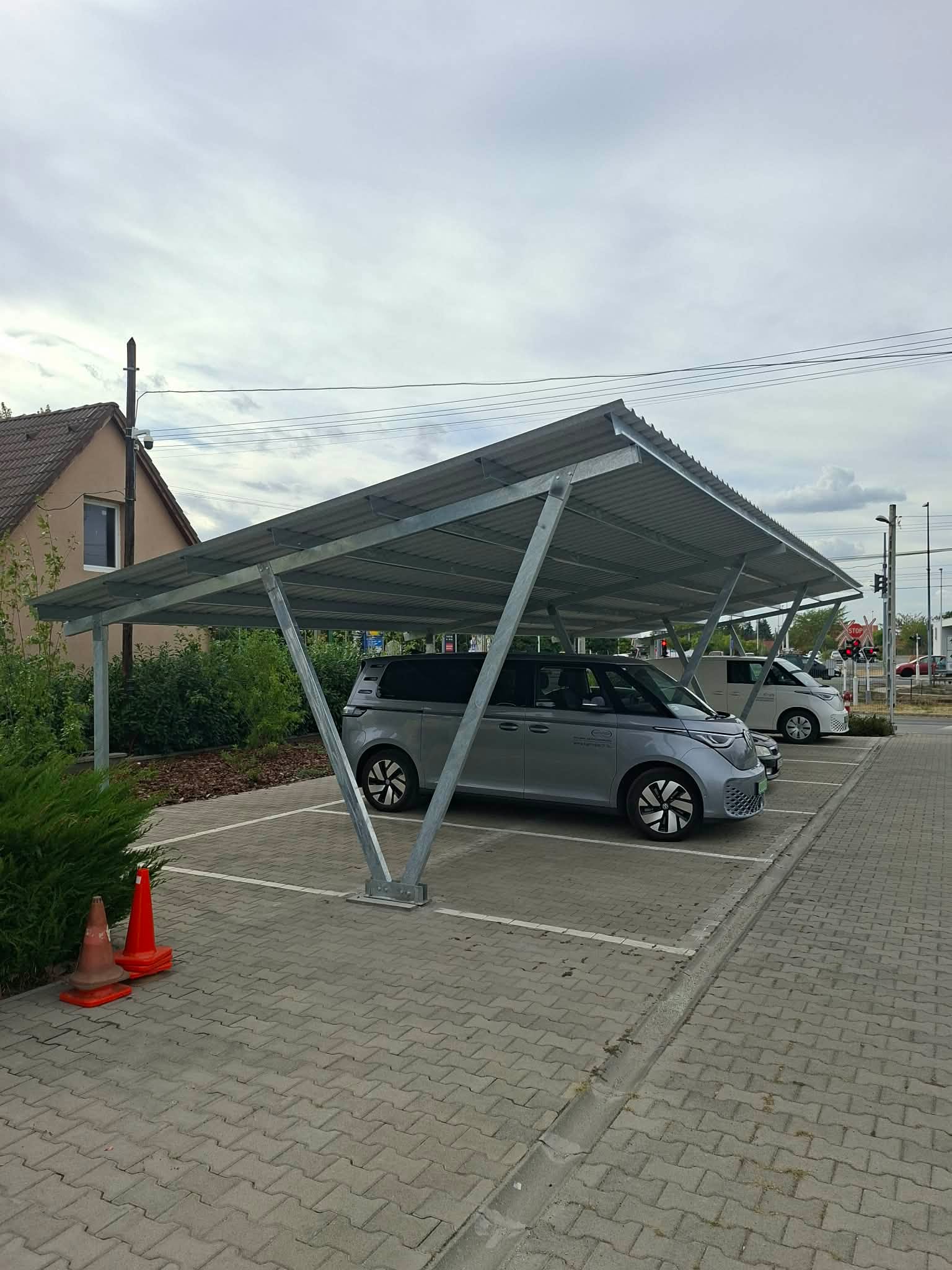 Lemezfedésű gépkocsi beálló